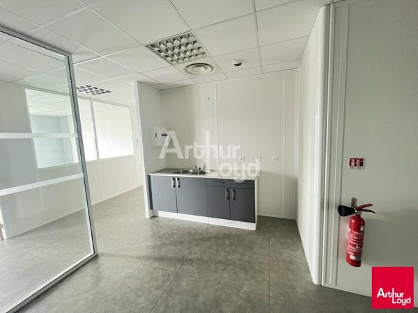 VERN SUR SEICHE - VAL D'ORSON - A LOUER 375 M² DIVISIBLES