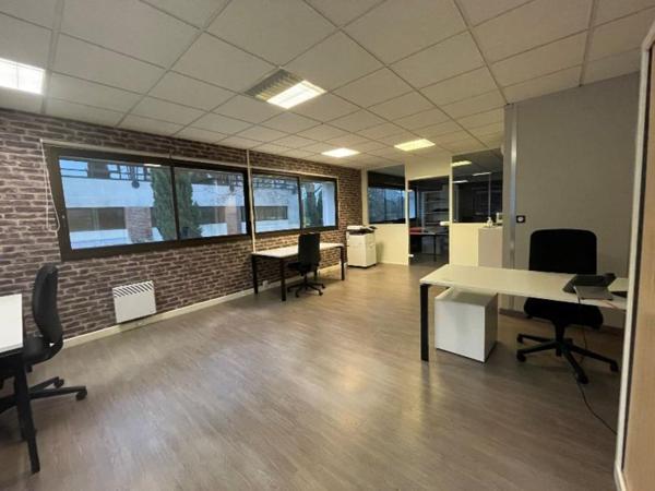 Bureaux à louer 106 m² à Gradignan avec grand parking