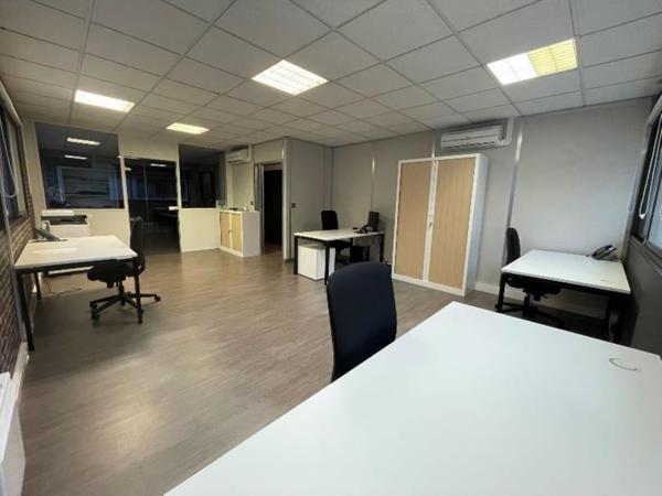 Bureaux à louer 106 m² à Gradignan avec grand parking