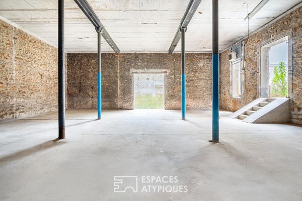 Loft brut à aménager avec terrasse et jardin