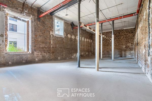 Loft brut à aménager avec terrasse et jardin