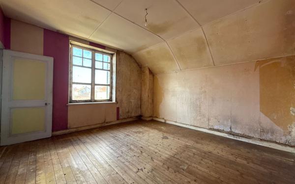 Maison à vendre    4 pièces •  Tavaux