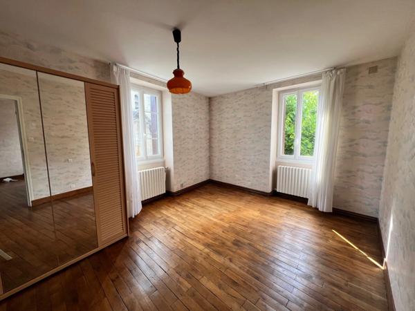 Maison de bourg 100m² - 3 chambres et dépendances  SAINT SAUVEUR (86)