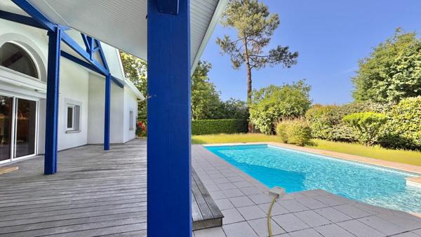 Grande villa "atypique" avec piscine
