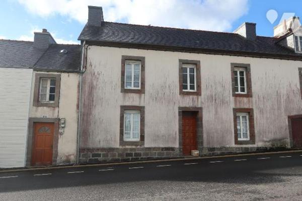 Maison située à QUIMERC'H  comprenant : entrée, cuisine, salon/séjour. A l'étage : deux chambre...