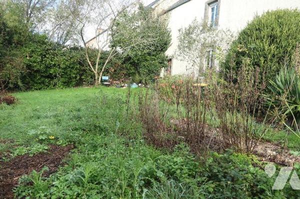 Maison située à QUIMERC'H  comprenant : entrée, cuisine, salon/séjour. A l'étage : deux chambre...