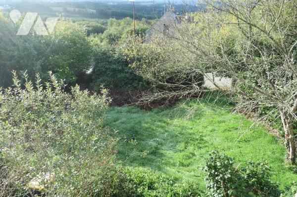 Maison située à QUIMERC'H  comprenant : entrée, cuisine, salon/séjour. A l'étage : deux chambre...