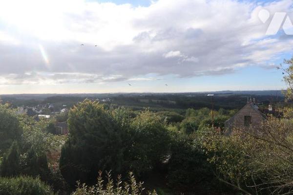 Maison située à QUIMERC'H  comprenant : entrée, cuisine, salon/séjour. A l'étage : deux chambre...