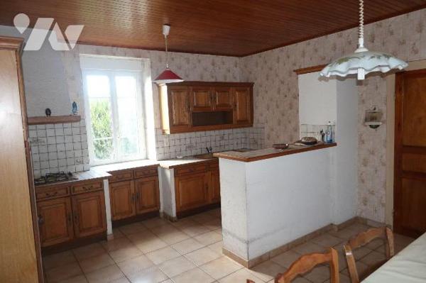 Maison située à QUIMERC'H  comprenant : entrée, cuisine, salon/séjour. A l'étage : deux chambre...