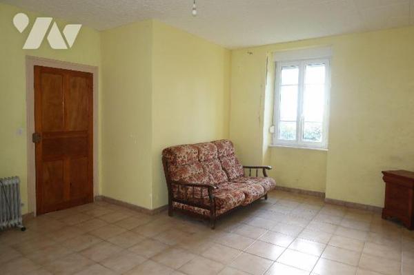 Maison située à QUIMERC'H  comprenant : entrée, cuisine, salon/séjour. A l'étage : deux chambre...