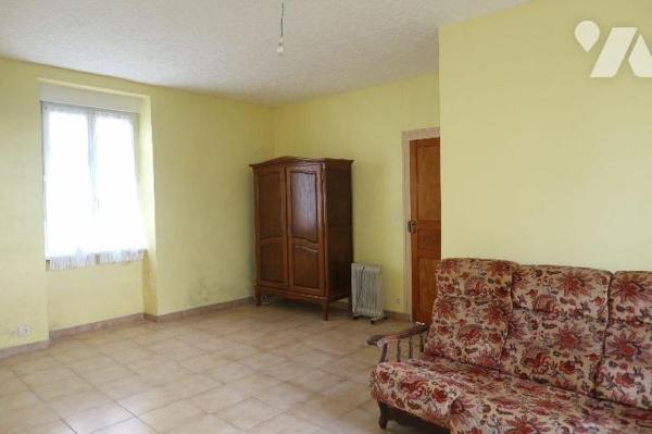 Maison située à QUIMERC'H  comprenant : entrée, cuisine, salon/séjour. A l'étage : deux chambre...