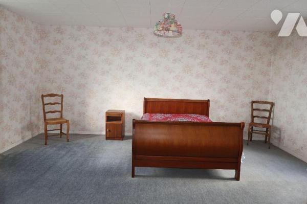 Maison située à QUIMERC'H  comprenant : entrée, cuisine, salon/séjour. A l'étage : deux chambre...