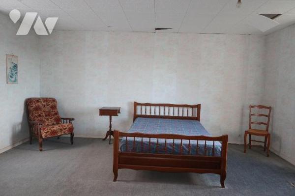 Maison située à QUIMERC'H  comprenant : entrée, cuisine, salon/séjour. A l'étage : deux chambre...