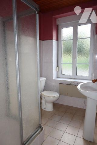 Maison située à QUIMERC'H  comprenant : entrée, cuisine, salon/séjour. A l'étage : deux chambre...