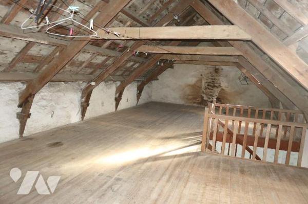 Maison située à QUIMERC'H  comprenant : entrée, cuisine, salon/séjour. A l'étage : deux chambre...