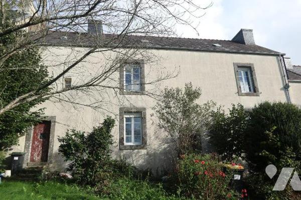 Maison située à QUIMERC'H  comprenant : entrée, cuisine, salon/séjour. A l'étage : deux chambre...