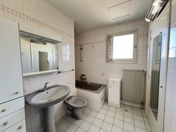 Maison
                                                                                                                                                                                                                                                                                                                        5 pièce(s)                                                                                                                                                                                                          4 chambre(s)                                                                                                                                                                                                          90  m²