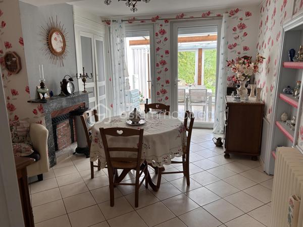 Située à Marlemont, cette maison de 1930 offre un cadre de vie paisible et une vue dégagée. Imprégnez-vous du charme de ce bien unique, où tranquillité et espace se rencontrent en parfaite harmonie.

Avec une surface habitable de 121.57m², cette maison se compose de 5 pièces dont 2 chambres spacieuses. Profitez d'un confort optimal grâce à son chauffage individuel au fioul. Une terrasse orientée à l'Ouest et 2 parkings complètent ce bien, parfait pour profiter du calme et d’un environnement sans vis-à-vis. 

À proximité, toutes les commodités pour une vie quotidienne facilitées. Taxe foncière abordable : 343€. Quelques travaux à prévoir pour personnaliser cet espace à votre goût.

Pour plus d'informations, contactez Géraldine Le Touze, votre mandataire immobilier.