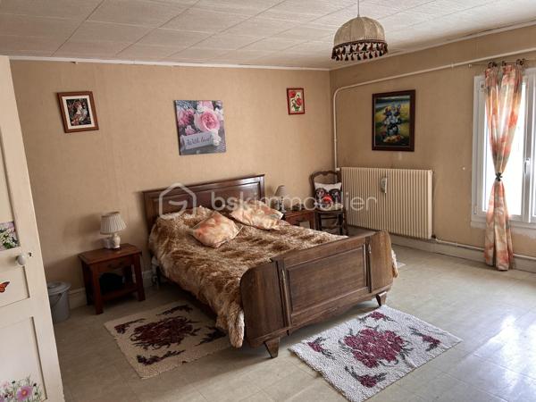 Située à Marlemont, cette maison de 1930 offre un cadre de vie paisible et une vue dégagée. Imprégnez-vous du charme de ce bien unique, où tranquillité et espace se rencontrent en parfaite harmonie.

Avec une surface habitable de 121.57m², cette maison se compose de 5 pièces dont 2 chambres spacieuses. Profitez d'un confort optimal grâce à son chauffage individuel au fioul. Une terrasse orientée à l'Ouest et 2 parkings complètent ce bien, parfait pour profiter du calme et d’un environnement sans vis-à-vis. 

À proximité, toutes les commodités pour une vie quotidienne facilitées. Taxe foncière abordable : 343€. Quelques travaux à prévoir pour personnaliser cet espace à votre goût.

Pour plus d'informations, contactez Géraldine Le Touze, votre mandataire immobilier.