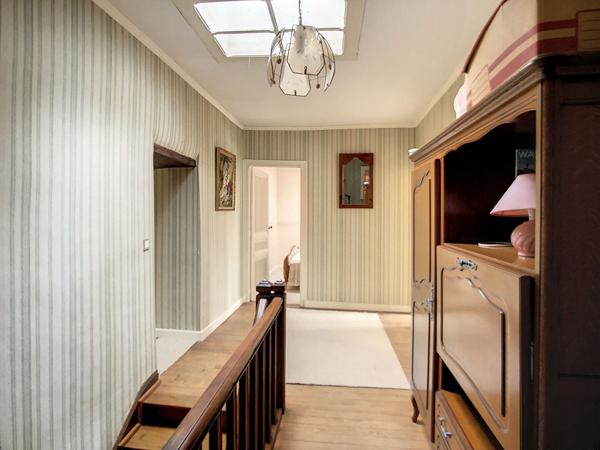 A vendre à Saujon, maison 6 pièces à vendre à Saujon d'une surfade de 147 m2 avec 4 belles chambres face à la nature.