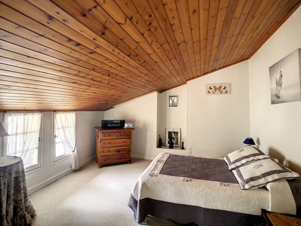 A vendre à Saujon, maison 6 pièces à vendre à Saujon d'une surfade de 147 m2 avec 4 belles chambres face à la nature.