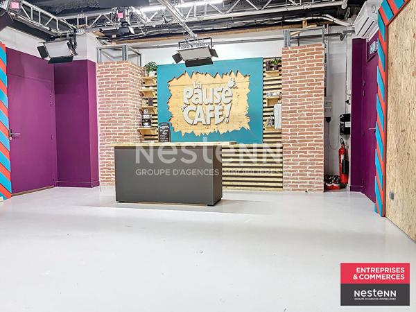 Dans la Loire Local commercial ou d'activités centre ville de Feurs environ 695 m2 proche de nombreuses places de parking