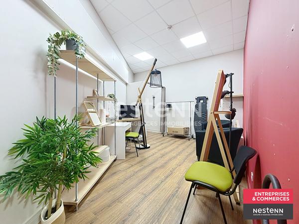 Dans la Loire Local commercial ou d'activités centre ville de Feurs environ 695 m2 proche de nombreuses places de parking