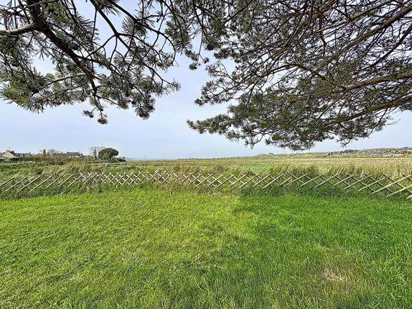 Maison 2 pièces à vendre aux des grèves de Langueux ! Ideal investissement ou premier achat, maison avec une chambre, jardin et parking avec vue sur les Grèves de Langueux !