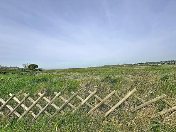 Maison 2 pièces à vendre aux des grèves de Langueux ! Ideal investissement ou premier achat, maison avec une chambre, jardin et parking avec vue sur les Grèves de Langueux !