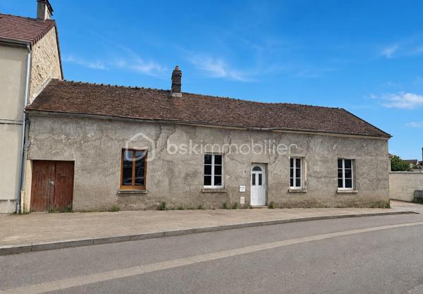 À Bruyères-sur-Oise (95820) – Emplacement idéal « TOUT À PIED » !

Avis aux investisseurs, marchands de biens ou amoureux des grands projets de rénovation ! Découvrez cette maison individuelle offrant un potentiel exceptionnel de reconstruction totale, idéale pour façonner le bien de vos rêves ou réaliser une excellente opération immobilière.

⚠️ ATTENTION : RÉNOVATION TOTALE OBLIGATOIRE ! La maison est vendue entièrement brute et non habitable en l'état (gros œuvre, toiture, isolation, sols, cloisons et électricité complète sont à prévoir). ⚠️

Elle se développe sur deux niveaux offrant de superbes volumes :

•Au rez-de-chaussée (~80 m²) : L'agencement d'origine comprend un bel espace de vie destiné à accueillir le salon (avec son conduit) et la cuisine. Côté nuit, vous disposez de deux chambres, dont une configurée en véritable suite parentale avec son accès direct et privé à la salle d'eau (douche et WC).

•L'espace attenant ( 13 m²) : Directement collée et accessible depuis l'intérieur, découvrez une pièce polyvalente (actuellement à usage de débarras/atelier avec une ancienne petite porte de garage non adaptée pour un véhicule). Cet espace stratégique abrite l'escalier menant à l'étage et offre un superbe potentiel d'aménagement (idéal pour créer un bureau, une entrée traversante ou une pièce de vie lumineuse en remplaçant la porte par une baie vitrée).

•À l'étage (55 m² habitables / 80 m² utiles) : Un magnifique grenier aménageable offrant un volume idéal pour doubler la surface de la maison et créer 2 à 3 chambres supplémentaires ou salle de bain selon vos besoins.

•Les extérieurs et annexes :
La maison est édifiée sur une magnifique parcelle de 1 093 m² de jardin, un véritable écrin de verdure rare sur le secteur. Le bien dispose également de deux petites caves de 10 m² chacune situées dans le jardin.

👌Côté technique et commodités :

Assainissement : Tout-à-l'égout (collectif).

Urbanisme : La maison n'est pas classée.

Diagnostics : Diagnostic réalisé, DPE non réalisable pour cause d'absence de système de chauffage actuel.

Situation géographique exceptionnelle : Une vie 100 % à pied ! Les écoles (une école se trouve juste en face), le collège, les commerces, la pharmacie, les bus et la gares sont accessibles en quelques minutes de marche. Plus besoin de voiture au quotidien !

Une opportunité rare avec de très beaux volumes à reconstruire à votre goût sur le secteur.