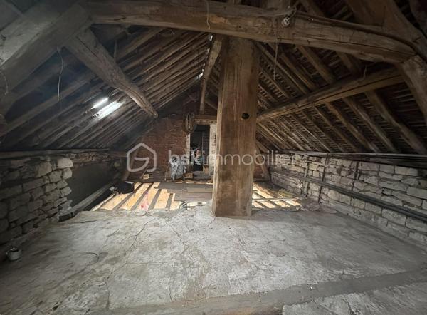 À Bruyères-sur-Oise (95820) – Emplacement idéal « TOUT À PIED » !

Avis aux investisseurs, marchands de biens ou amoureux des grands projets de rénovation ! Découvrez cette maison individuelle offrant un potentiel exceptionnel de reconstruction totale, idéale pour façonner le bien de vos rêves ou réaliser une excellente opération immobilière.

⚠️ ATTENTION : RÉNOVATION TOTALE OBLIGATOIRE ! La maison est vendue entièrement brute et non habitable en l'état (gros œuvre, toiture, isolation, sols, cloisons et électricité complète sont à prévoir). ⚠️

Elle se développe sur deux niveaux offrant de superbes volumes :

•Au rez-de-chaussée (~80 m²) : L'agencement d'origine comprend un bel espace de vie destiné à accueillir le salon (avec son conduit) et la cuisine. Côté nuit, vous disposez de deux chambres, dont une configurée en véritable suite parentale avec son accès direct et privé à la salle d'eau (douche et WC).

•L'espace attenant ( 13 m²) : Directement collée et accessible depuis l'intérieur, découvrez une pièce polyvalente (actuellement à usage de débarras/atelier avec une ancienne petite porte de garage non adaptée pour un véhicule). Cet espace stratégique abrite l'escalier menant à l'étage et offre un superbe potentiel d'aménagement (idéal pour créer un bureau, une entrée traversante ou une pièce de vie lumineuse en remplaçant la porte par une baie vitrée).

•À l'étage (55 m² habitables / 80 m² utiles) : Un magnifique grenier aménageable offrant un volume idéal pour doubler la surface de la maison et créer 2 à 3 chambres supplémentaires ou salle de bain selon vos besoins.

•Les extérieurs et annexes :
La maison est édifiée sur une magnifique parcelle de 1 093 m² de jardin, un véritable écrin de verdure rare sur le secteur. Le bien dispose également de deux petites caves de 10 m² chacune situées dans le jardin.

👌Côté technique et commodités :

Assainissement : Tout-à-l'égout (collectif).

Urbanisme : La maison n'est pas classée.

Diagnostics : Diagnostic réalisé, DPE non réalisable pour cause d'absence de système de chauffage actuel.

Situation géographique exceptionnelle : Une vie 100 % à pied ! Les écoles (une école se trouve juste en face), le collège, les commerces, la pharmacie, les bus et la gares sont accessibles en quelques minutes de marche. Plus besoin de voiture au quotidien !

Une opportunité rare avec de très beaux volumes à reconstruire à votre goût sur le secteur.
