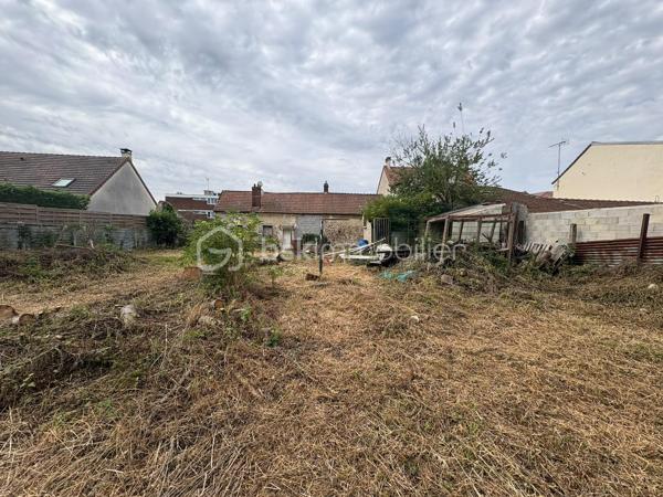 À Bruyères-sur-Oise (95820) – Emplacement idéal « TOUT À PIED » !

Avis aux investisseurs, marchands de biens ou amoureux des grands projets de rénovation ! Découvrez cette maison individuelle offrant un potentiel exceptionnel de reconstruction totale, idéale pour façonner le bien de vos rêves ou réaliser une excellente opération immobilière.

⚠️ ATTENTION : RÉNOVATION TOTALE OBLIGATOIRE ! La maison est vendue entièrement brute et non habitable en l'état (gros œuvre, toiture, isolation, sols, cloisons et électricité complète sont à prévoir). ⚠️

Elle se développe sur deux niveaux offrant de superbes volumes :

•Au rez-de-chaussée (~80 m²) : L'agencement d'origine comprend un bel espace de vie destiné à accueillir le salon (avec son conduit) et la cuisine. Côté nuit, vous disposez de deux chambres, dont une configurée en véritable suite parentale avec son accès direct et privé à la salle d'eau (douche et WC).

•L'espace attenant ( 13 m²) : Directement collée et accessible depuis l'intérieur, découvrez une pièce polyvalente (actuellement à usage de débarras/atelier avec une ancienne petite porte de garage non adaptée pour un véhicule). Cet espace stratégique abrite l'escalier menant à l'étage et offre un superbe potentiel d'aménagement (idéal pour créer un bureau, une entrée traversante ou une pièce de vie lumineuse en remplaçant la porte par une baie vitrée).

•À l'étage (55 m² habitables / 80 m² utiles) : Un magnifique grenier aménageable offrant un volume idéal pour doubler la surface de la maison et créer 2 à 3 chambres supplémentaires ou salle de bain selon vos besoins.

•Les extérieurs et annexes :
La maison est édifiée sur une magnifique parcelle de 1 093 m² de jardin, un véritable écrin de verdure rare sur le secteur. Le bien dispose également de deux petites caves de 10 m² chacune situées dans le jardin.

👌Côté technique et commodités :

Assainissement : Tout-à-l'égout (collectif).

Urbanisme : La maison n'est pas classée.

Diagnostics : Diagnostic réalisé, DPE non réalisable pour cause d'absence de système de chauffage actuel.

Situation géographique exceptionnelle : Une vie 100 % à pied ! Les écoles (une école se trouve juste en face), le collège, les commerces, la pharmacie, les bus et la gares sont accessibles en quelques minutes de marche. Plus besoin de voiture au quotidien !

Une opportunité rare avec de très beaux volumes à reconstruire à votre goût sur le secteur.