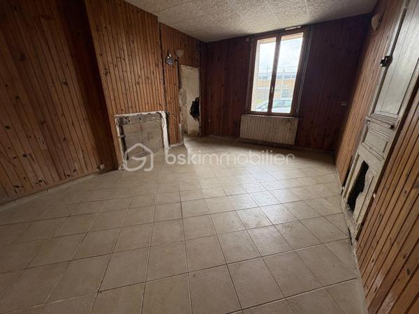 À Bruyères-sur-Oise (95820) – Emplacement idéal « TOUT À PIED » !

Avis aux investisseurs, marchands de biens ou amoureux des grands projets de rénovation ! Découvrez cette maison individuelle offrant un potentiel exceptionnel de reconstruction totale, idéale pour façonner le bien de vos rêves ou réaliser une excellente opération immobilière.

⚠️ ATTENTION : RÉNOVATION TOTALE OBLIGATOIRE ! La maison est vendue entièrement brute et non habitable en l'état (gros œuvre, toiture, isolation, sols, cloisons et électricité complète sont à prévoir). ⚠️

Elle se développe sur deux niveaux offrant de superbes volumes :

•Au rez-de-chaussée (~80 m²) : L'agencement d'origine comprend un bel espace de vie destiné à accueillir le salon (avec son conduit) et la cuisine. Côté nuit, vous disposez de deux chambres, dont une configurée en véritable suite parentale avec son accès direct et privé à la salle d'eau (douche et WC).

•L'espace attenant ( 13 m²) : Directement collée et accessible depuis l'intérieur, découvrez une pièce polyvalente (actuellement à usage de débarras/atelier avec une ancienne petite porte de garage non adaptée pour un véhicule). Cet espace stratégique abrite l'escalier menant à l'étage et offre un superbe potentiel d'aménagement (idéal pour créer un bureau, une entrée traversante ou une pièce de vie lumineuse en remplaçant la porte par une baie vitrée).

•À l'étage (55 m² habitables / 80 m² utiles) : Un magnifique grenier aménageable offrant un volume idéal pour doubler la surface de la maison et créer 2 à 3 chambres supplémentaires ou salle de bain selon vos besoins.

•Les extérieurs et annexes :
La maison est édifiée sur une magnifique parcelle de 1 093 m² de jardin, un véritable écrin de verdure rare sur le secteur. Le bien dispose également de deux petites caves de 10 m² chacune situées dans le jardin.

👌Côté technique et commodités :

Assainissement : Tout-à-l'égout (collectif).

Urbanisme : La maison n'est pas classée.

Diagnostics : Diagnostic réalisé, DPE non réalisable pour cause d'absence de système de chauffage actuel.

Situation géographique exceptionnelle : Une vie 100 % à pied ! Les écoles (une école se trouve juste en face), le collège, les commerces, la pharmacie, les bus et la gares sont accessibles en quelques minutes de marche. Plus besoin de voiture au quotidien !

Une opportunité rare avec de très beaux volumes à reconstruire à votre goût sur le secteur.
