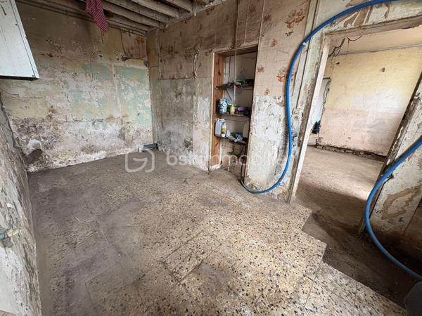 À Bruyères-sur-Oise (95820) – Emplacement idéal « TOUT À PIED » !

Avis aux investisseurs, marchands de biens ou amoureux des grands projets de rénovation ! Découvrez cette maison individuelle offrant un potentiel exceptionnel de reconstruction totale, idéale pour façonner le bien de vos rêves ou réaliser une excellente opération immobilière.

⚠️ ATTENTION : RÉNOVATION TOTALE OBLIGATOIRE ! La maison est vendue entièrement brute et non habitable en l'état (gros œuvre, toiture, isolation, sols, cloisons et électricité complète sont à prévoir). ⚠️

Elle se développe sur deux niveaux offrant de superbes volumes :

•Au rez-de-chaussée (~80 m²) : L'agencement d'origine comprend un bel espace de vie destiné à accueillir le salon (avec son conduit) et la cuisine. Côté nuit, vous disposez de deux chambres, dont une configurée en véritable suite parentale avec son accès direct et privé à la salle d'eau (douche et WC).

•L'espace attenant ( 13 m²) : Directement collée et accessible depuis l'intérieur, découvrez une pièce polyvalente (actuellement à usage de débarras/atelier avec une ancienne petite porte de garage non adaptée pour un véhicule). Cet espace stratégique abrite l'escalier menant à l'étage et offre un superbe potentiel d'aménagement (idéal pour créer un bureau, une entrée traversante ou une pièce de vie lumineuse en remplaçant la porte par une baie vitrée).

•À l'étage (55 m² habitables / 80 m² utiles) : Un magnifique grenier aménageable offrant un volume idéal pour doubler la surface de la maison et créer 2 à 3 chambres supplémentaires ou salle de bain selon vos besoins.

•Les extérieurs et annexes :
La maison est édifiée sur une magnifique parcelle de 1 093 m² de jardin, un véritable écrin de verdure rare sur le secteur. Le bien dispose également de deux petites caves de 10 m² chacune situées dans le jardin.

👌Côté technique et commodités :

Assainissement : Tout-à-l'égout (collectif).

Urbanisme : La maison n'est pas classée.

Diagnostics : Diagnostic réalisé, DPE non réalisable pour cause d'absence de système de chauffage actuel.

Situation géographique exceptionnelle : Une vie 100 % à pied ! Les écoles (une école se trouve juste en face), le collège, les commerces, la pharmacie, les bus et la gares sont accessibles en quelques minutes de marche. Plus besoin de voiture au quotidien !

Une opportunité rare avec de très beaux volumes à reconstruire à votre goût sur le secteur.
