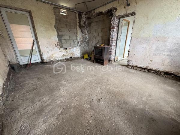 À Bruyères-sur-Oise (95820) – Emplacement idéal « TOUT À PIED » !

Avis aux investisseurs, marchands de biens ou amoureux des grands projets de rénovation ! Découvrez cette maison individuelle offrant un potentiel exceptionnel de reconstruction totale, idéale pour façonner le bien de vos rêves ou réaliser une excellente opération immobilière.

⚠️ ATTENTION : RÉNOVATION TOTALE OBLIGATOIRE ! La maison est vendue entièrement brute et non habitable en l'état (gros œuvre, toiture, isolation, sols, cloisons et électricité complète sont à prévoir). ⚠️

Elle se développe sur deux niveaux offrant de superbes volumes :

•Au rez-de-chaussée (~80 m²) : L'agencement d'origine comprend un bel espace de vie destiné à accueillir le salon (avec son conduit) et la cuisine. Côté nuit, vous disposez de deux chambres, dont une configurée en véritable suite parentale avec son accès direct et privé à la salle d'eau (douche et WC).

•L'espace attenant ( 13 m²) : Directement collée et accessible depuis l'intérieur, découvrez une pièce polyvalente (actuellement à usage de débarras/atelier avec une ancienne petite porte de garage non adaptée pour un véhicule). Cet espace stratégique abrite l'escalier menant à l'étage et offre un superbe potentiel d'aménagement (idéal pour créer un bureau, une entrée traversante ou une pièce de vie lumineuse en remplaçant la porte par une baie vitrée).

•À l'étage (55 m² habitables / 80 m² utiles) : Un magnifique grenier aménageable offrant un volume idéal pour doubler la surface de la maison et créer 2 à 3 chambres supplémentaires ou salle de bain selon vos besoins.

•Les extérieurs et annexes :
La maison est édifiée sur une magnifique parcelle de 1 093 m² de jardin, un véritable écrin de verdure rare sur le secteur. Le bien dispose également de deux petites caves de 10 m² chacune situées dans le jardin.

👌Côté technique et commodités :

Assainissement : Tout-à-l'égout (collectif).

Urbanisme : La maison n'est pas classée.

Diagnostics : Diagnostic réalisé, DPE non réalisable pour cause d'absence de système de chauffage actuel.

Situation géographique exceptionnelle : Une vie 100 % à pied ! Les écoles (une école se trouve juste en face), le collège, les commerces, la pharmacie, les bus et la gares sont accessibles en quelques minutes de marche. Plus besoin de voiture au quotidien !

Une opportunité rare avec de très beaux volumes à reconstruire à votre goût sur le secteur.