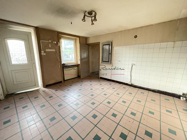 Maison à rénover avec terrain attenant.