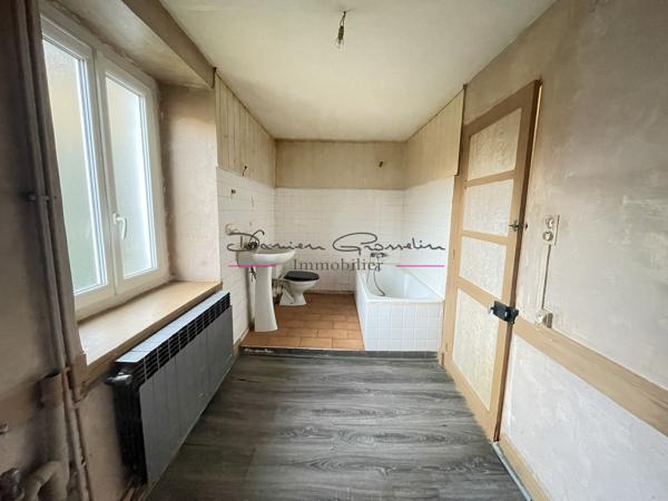 Maison à rénover avec terrain attenant.