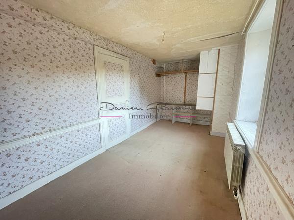 Maison à rénover avec terrain attenant.