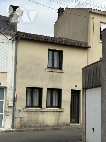 MAISON D'HABITATION EN CENTRE VILLE A RAFRAICHIR AVEC JARDIN