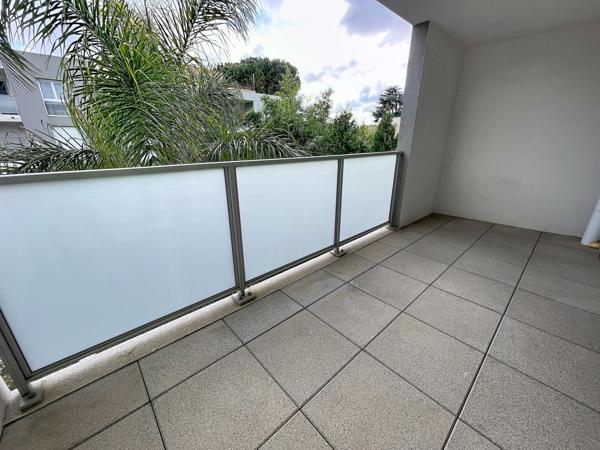 GRAND T1 40 M2 + TERRASSE + PARKING