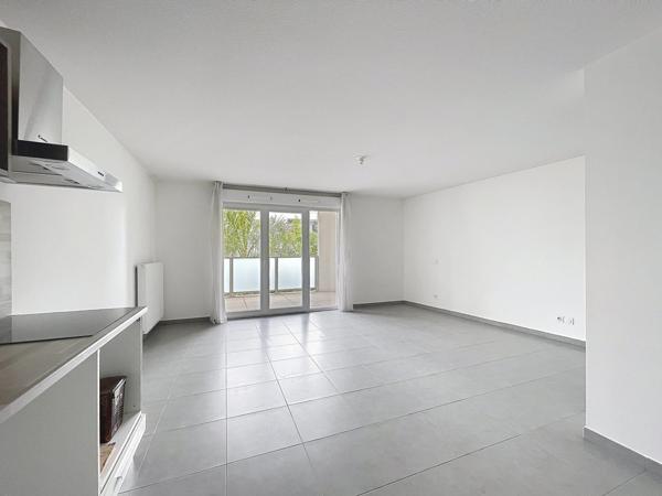 GRAND T1 40 M2 + TERRASSE + PARKING