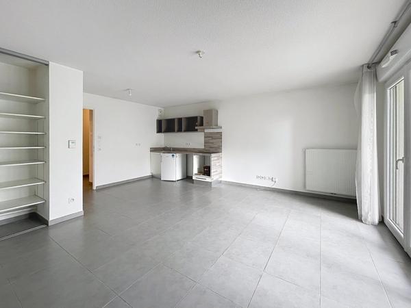 GRAND T1 40 M2 + TERRASSE + PARKING