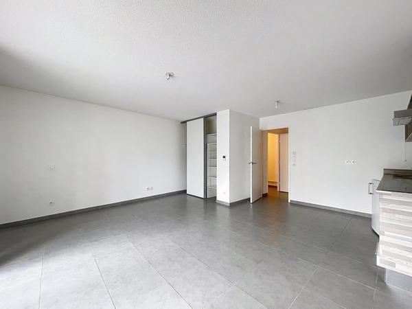 GRAND T1 40 M2 + TERRASSE + PARKING