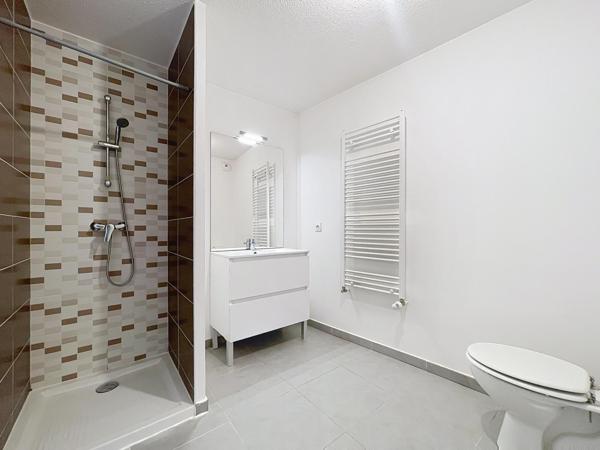 GRAND T1 40 M2 + TERRASSE + PARKING