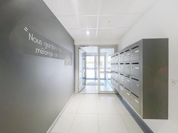 GRAND T1 40 M2 + TERRASSE + PARKING