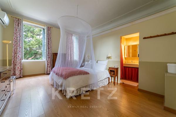 Hôtel particulier du XVIIIe siècle avec jardin, piscine et dépendances