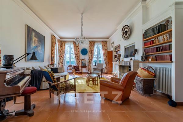 Hôtel particulier du XVIIIe siècle avec jardin, piscine et dépendances