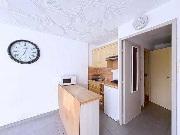 Charmant appartement studio cabine lumineux de 24.85 m2 avec loggia et vue dégagée, cellier & parking privatif à Gruissan entre le Grazel et le Port