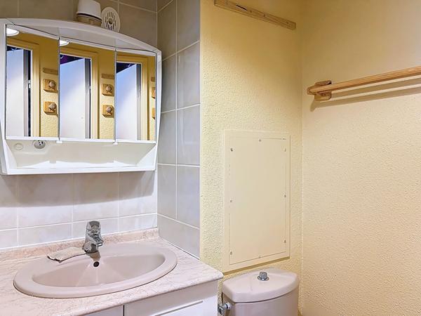 Charmant appartement studio cabine lumineux de 24.85 m2 avec loggia et vue dégagée, cellier & parking privatif à Gruissan entre le Grazel et le Port