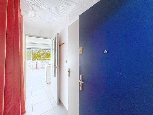 Charmant appartement studio cabine lumineux de 24.85 m2 avec loggia et vue dégagée, cellier & parking privatif à Gruissan entre le Grazel et le Port
